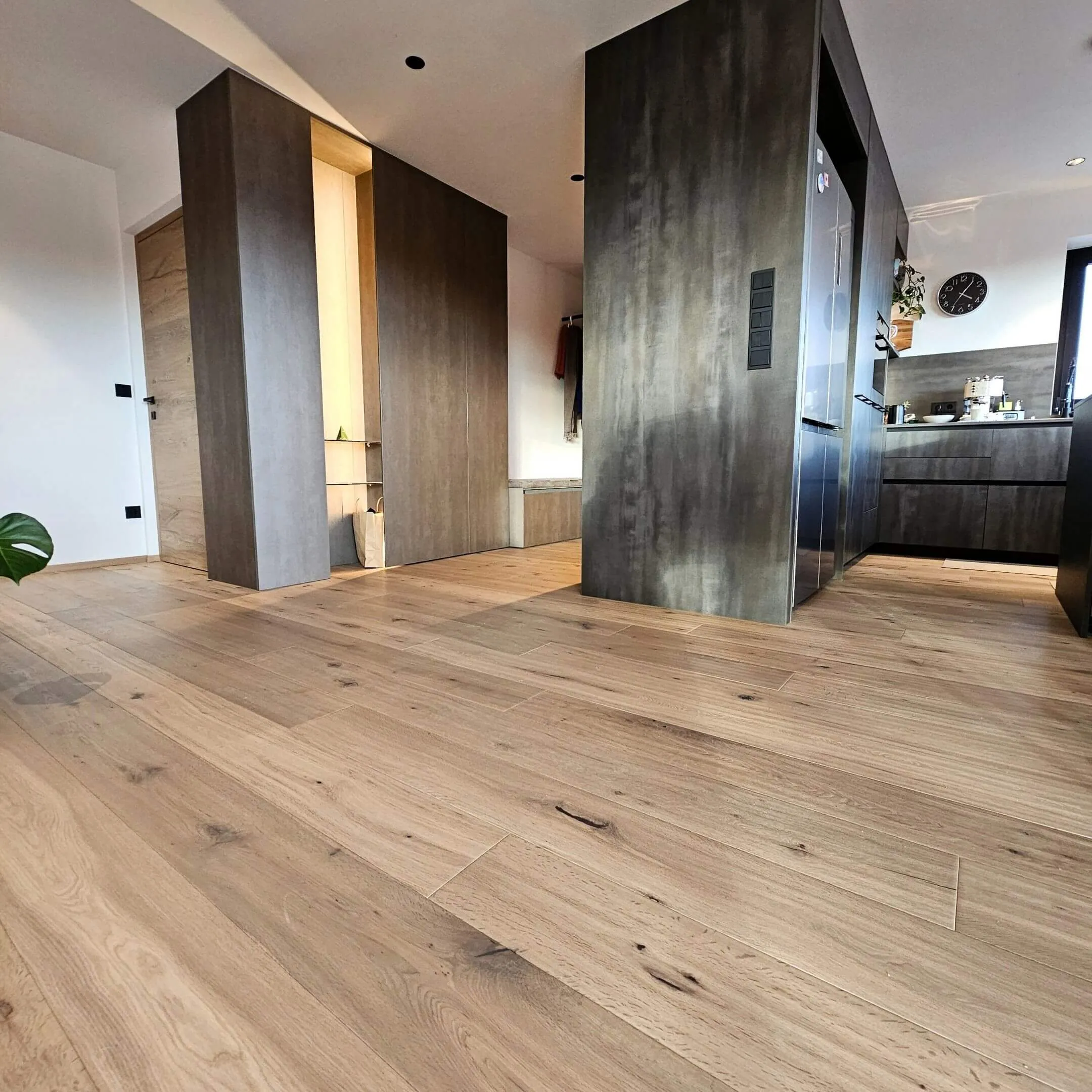 Wohnbereich mit breiten Holzdielen in natürlicher Eichenoptik