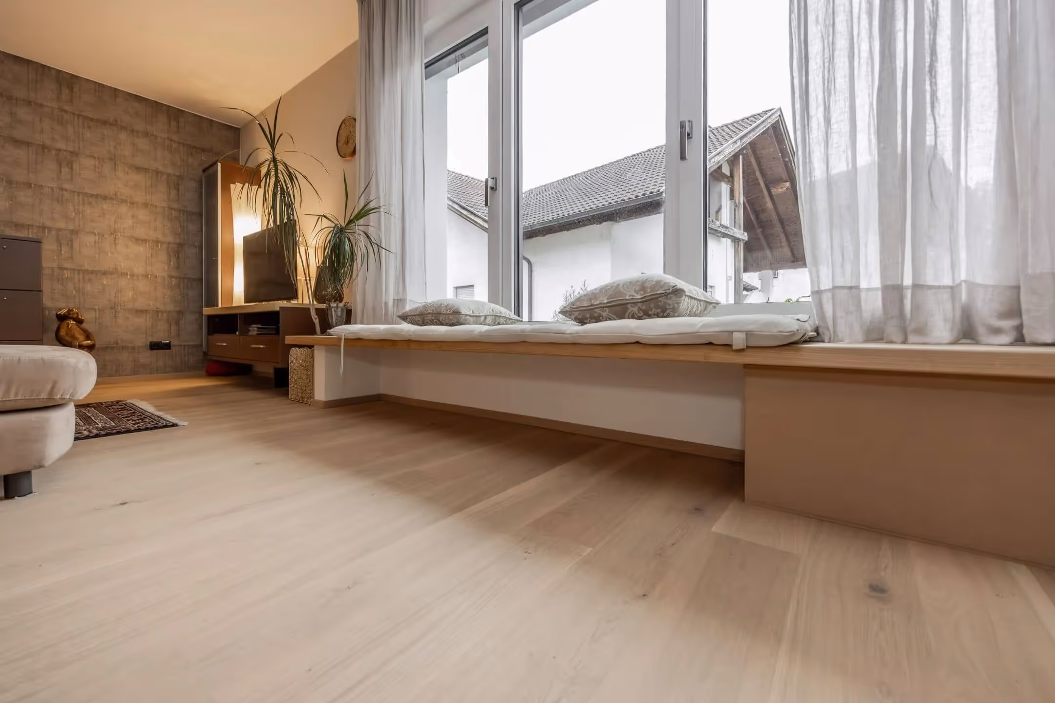 Sitznische am Fenster mit durchgehendem Holzboden