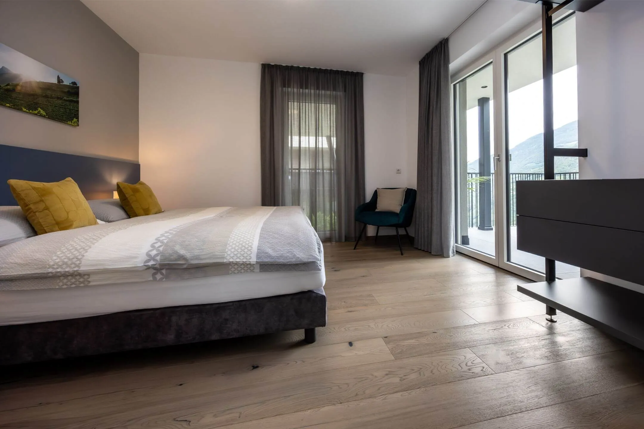 Schlafzimmer mit natürlichem Holzfußboden und ruhiger Gestaltung