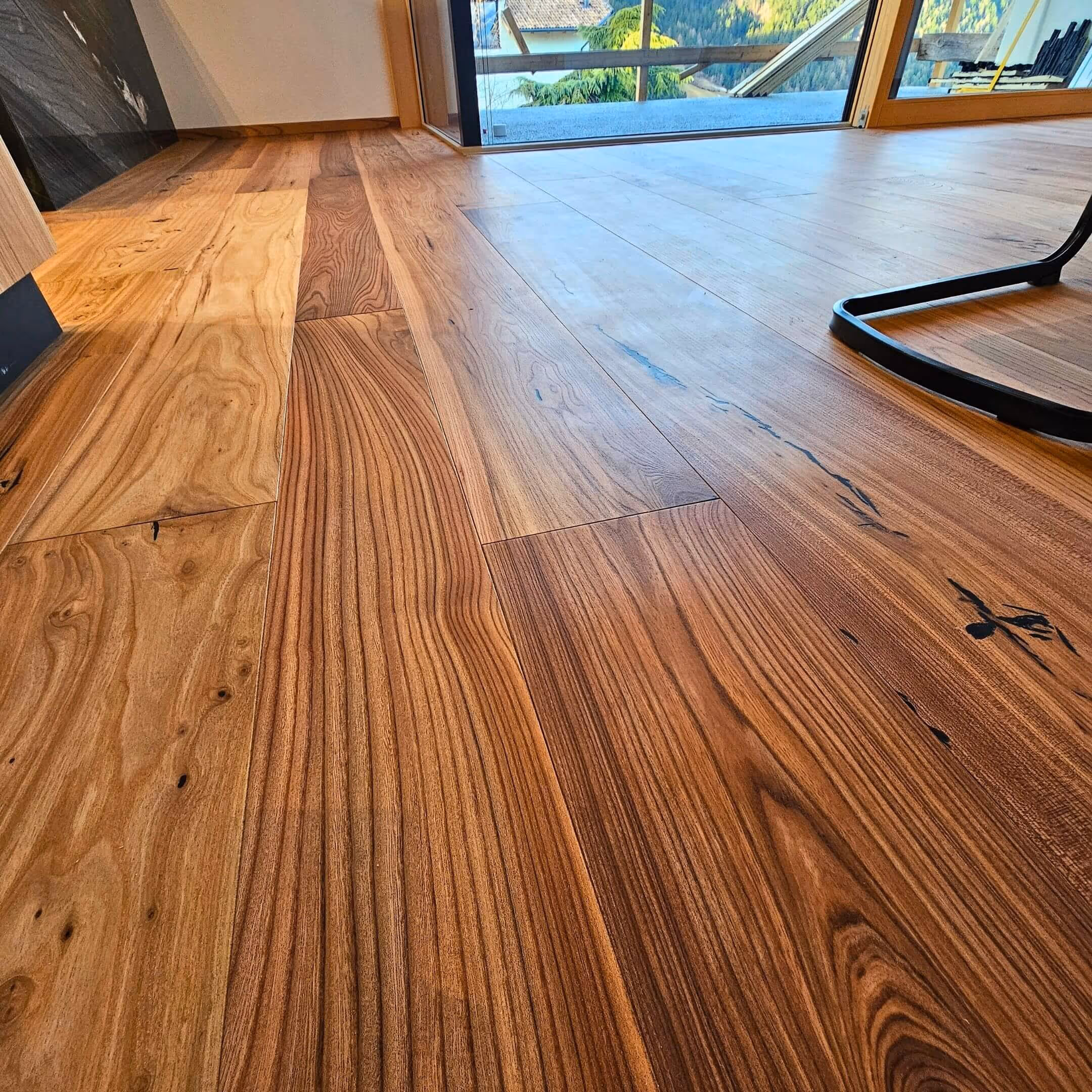 Nahaufnahme von geöltem Holzboden mit natürlicher Holzmaserung