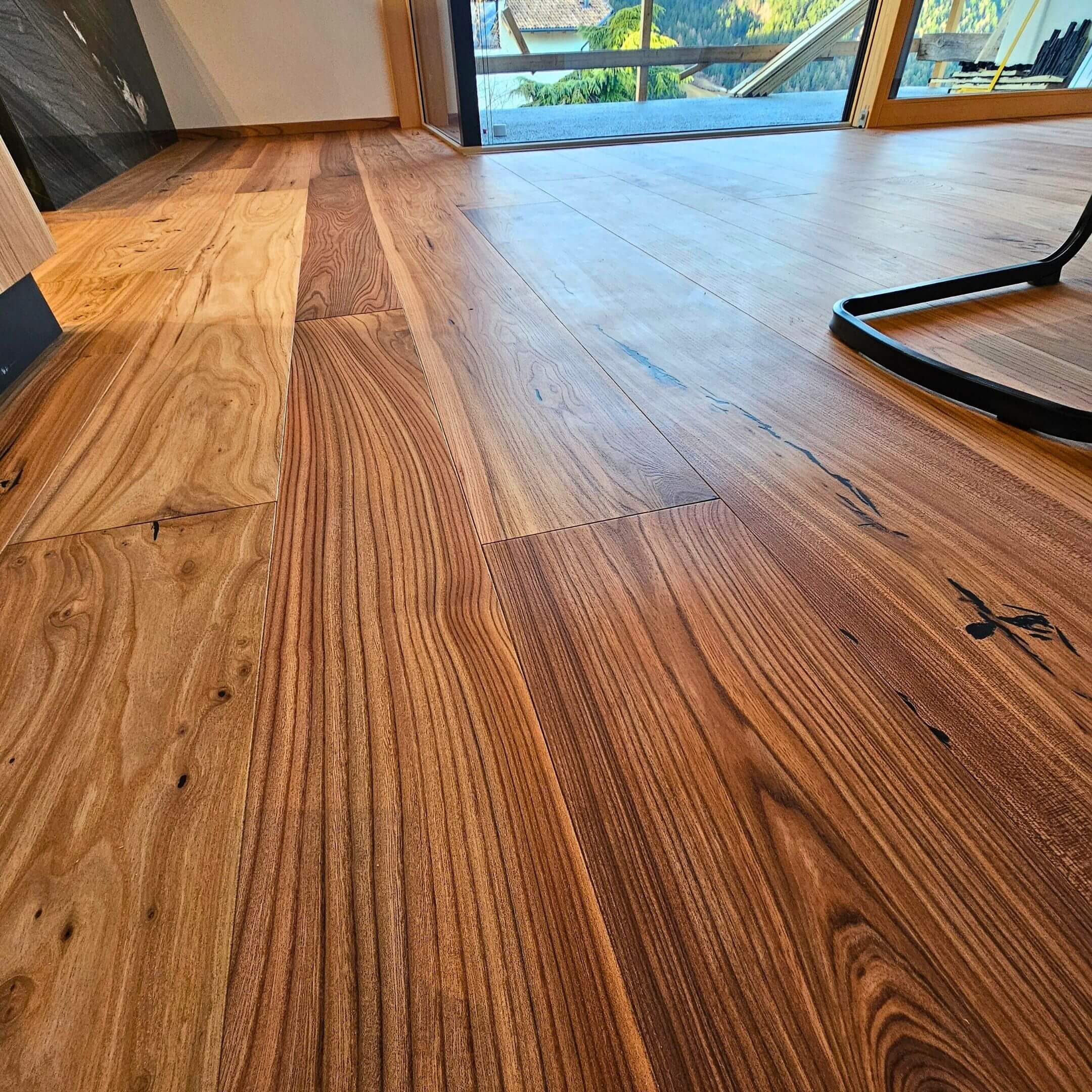 Nahaufnahme von geöltem Holzboden mit natürlicher Holzmaserung