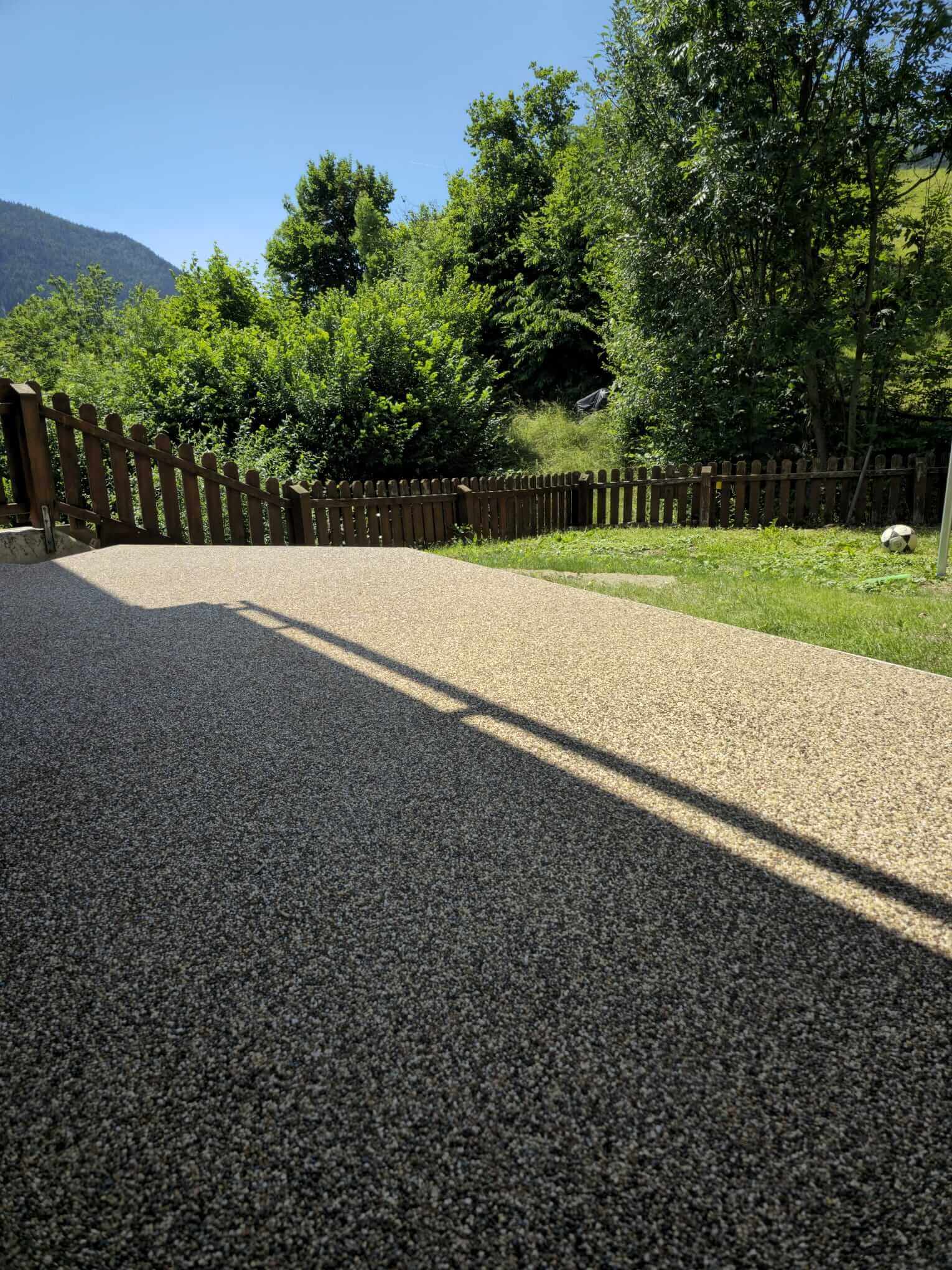 Steinteppich im Außenbereich mit gleichmäßiger Körnung