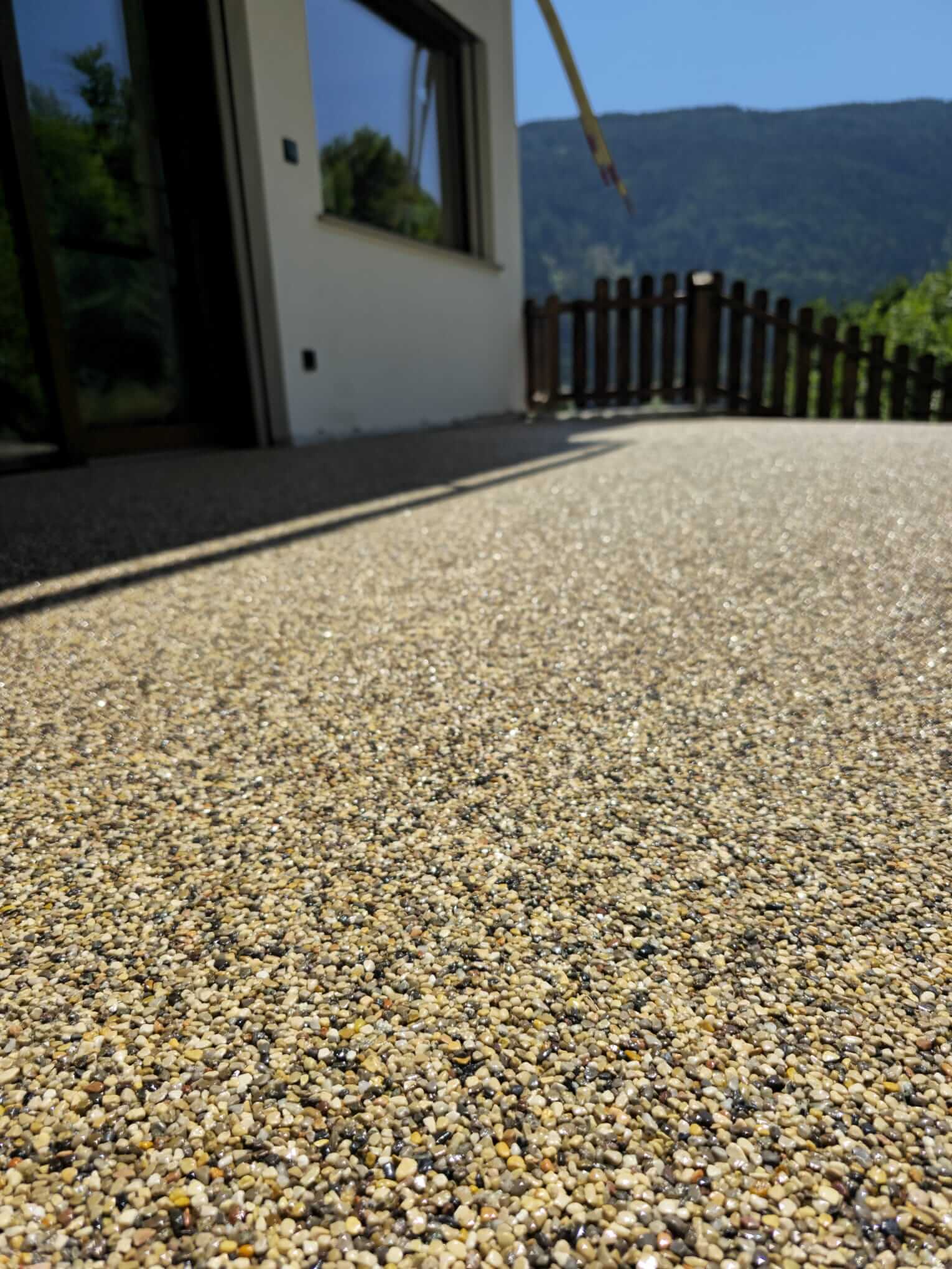 Detailaufnahme eines Steinteppichs mit natürlicher Steinstruktur