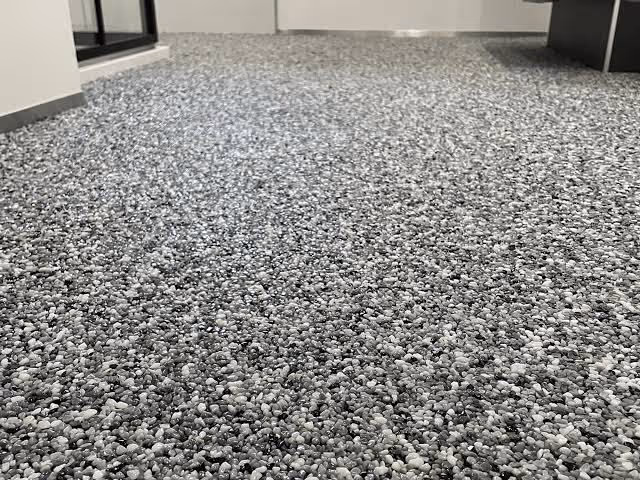 Nahaufnahme der Steinteppich-Oberfläche im Außenbereich