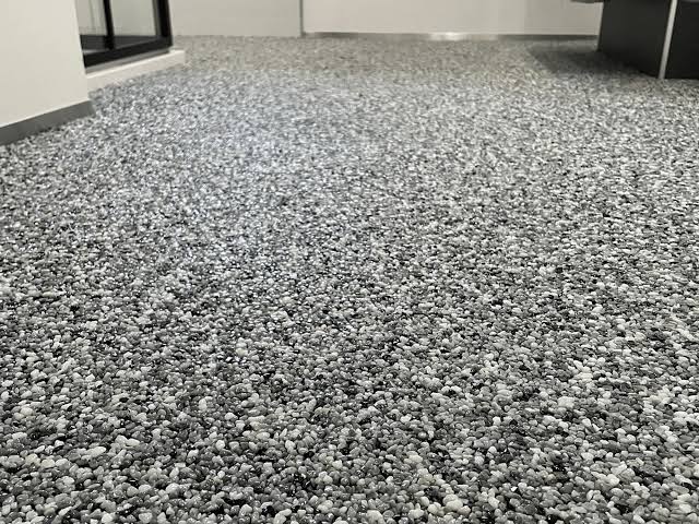 Nahaufnahme der Steinteppich-Oberfläche im Außenbereich