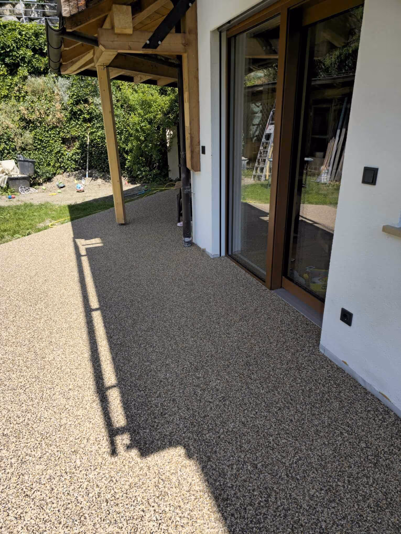 Steinteppich auf überdachter Terrasse mit nahtloser Oberfläche