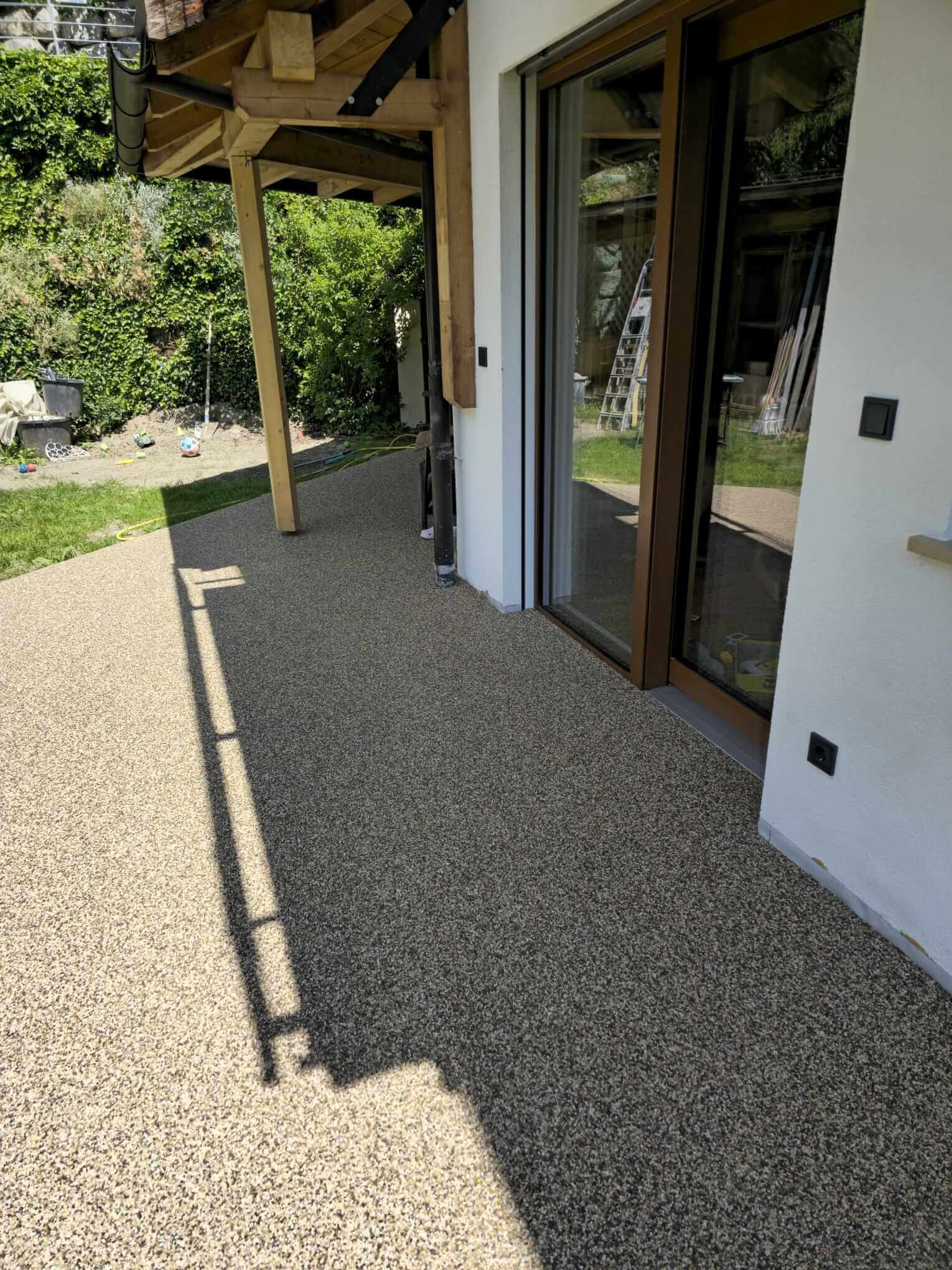 Steinteppich auf überdachter Terrasse mit nahtloser Oberfläche