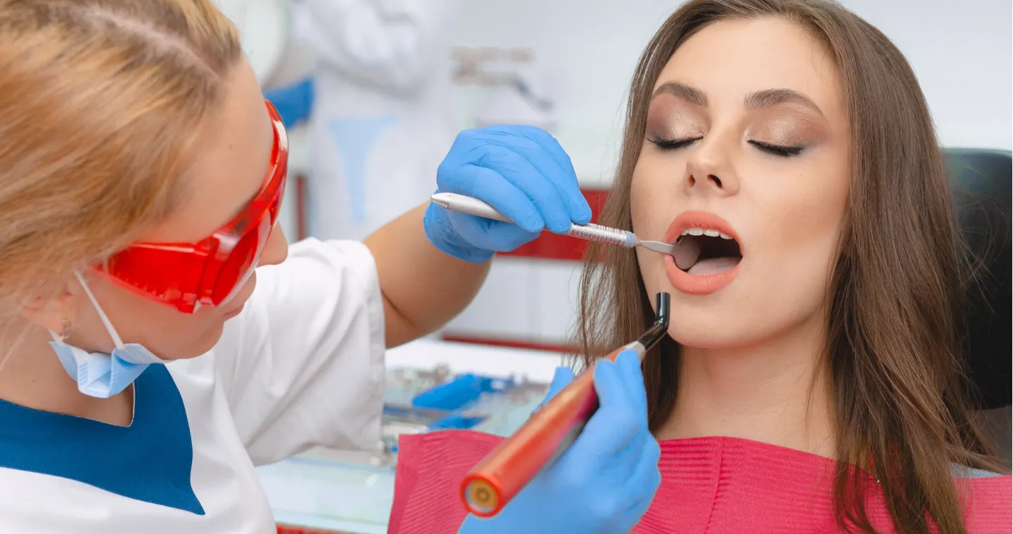 Emergency dentist appointment service icon