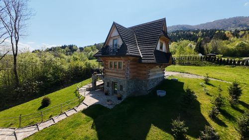 Zdjęcie z drona przedstawiające nieruchomość w Podhalu — realizacja Skuzadrone.