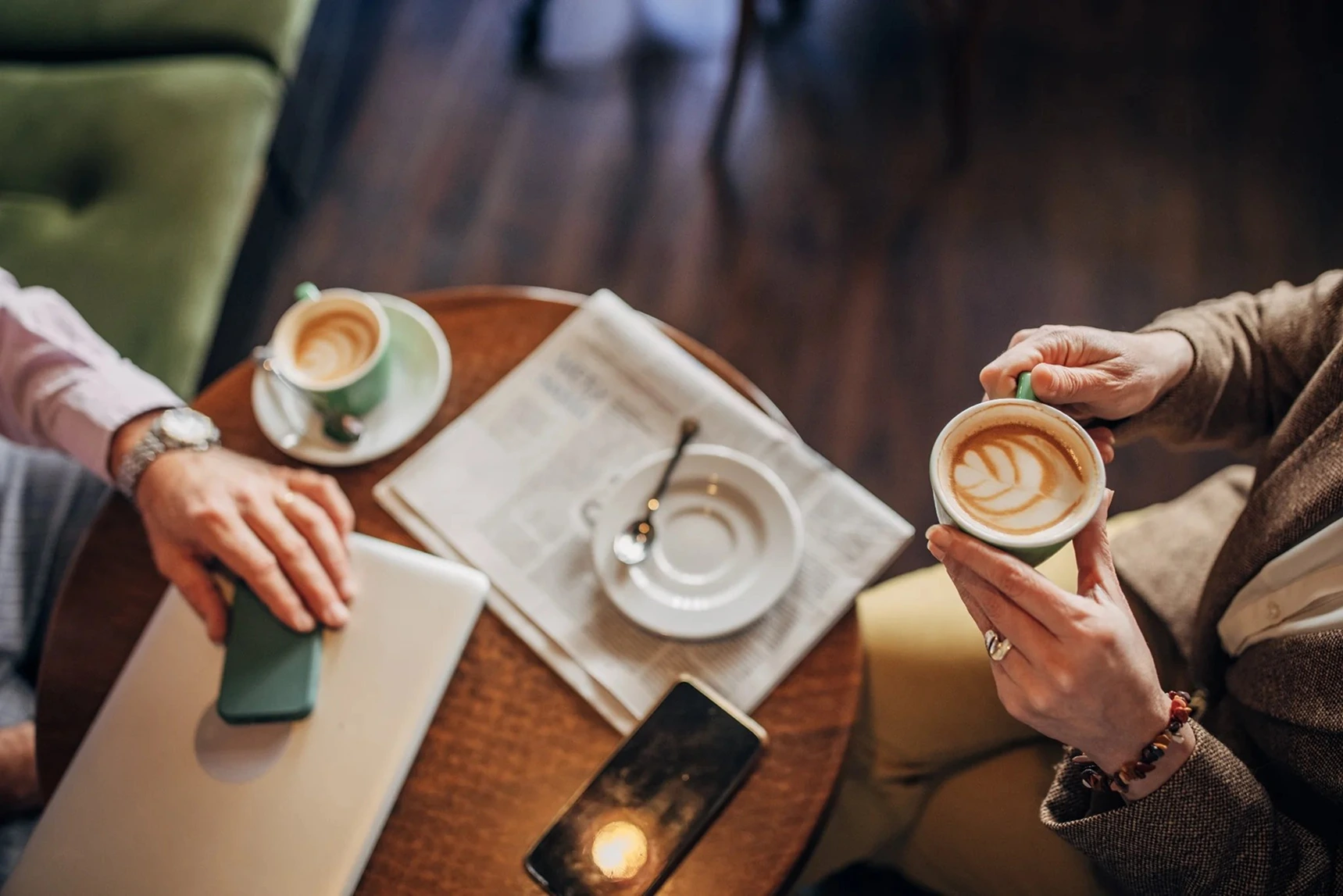 Unutrašnjost Tesla Caffe Niš sa modernim industrijskim dizajnom