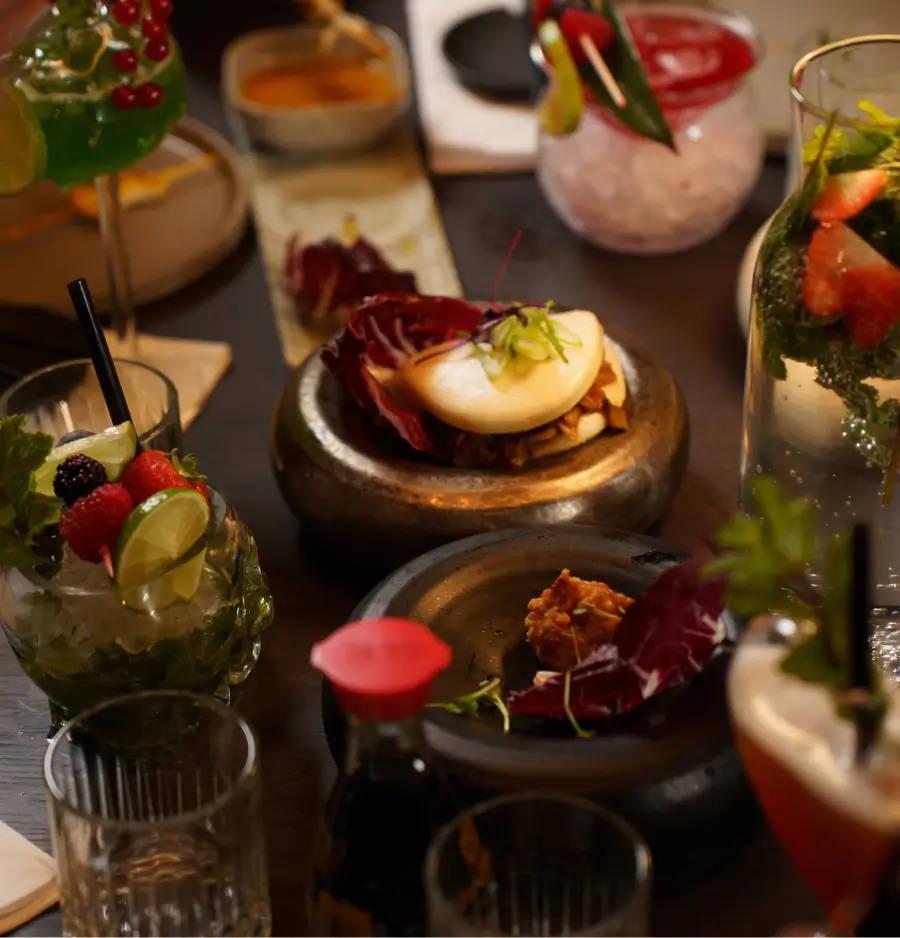 Elegante Frau stößt feiert mit ihrem Partner einen romantischen Abend im MOGGI