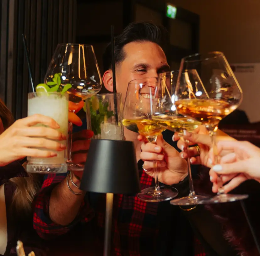 Geburtstagsfeier Gäste stoßen an bei einer Geburtstagsfeier im MOGGI