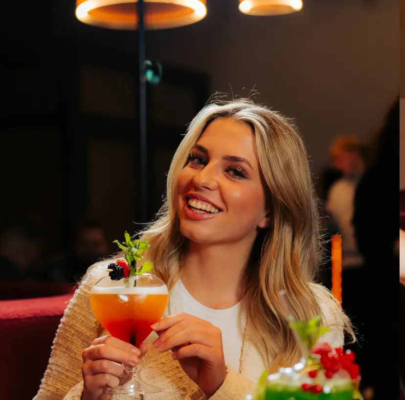 Frau genießt einen Cocktail bei einer Firmenfeier im MOGGI Nürnberg