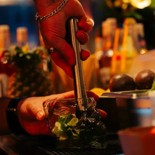 Barkeeper mixt einen Drink in der MOGGI Party Location