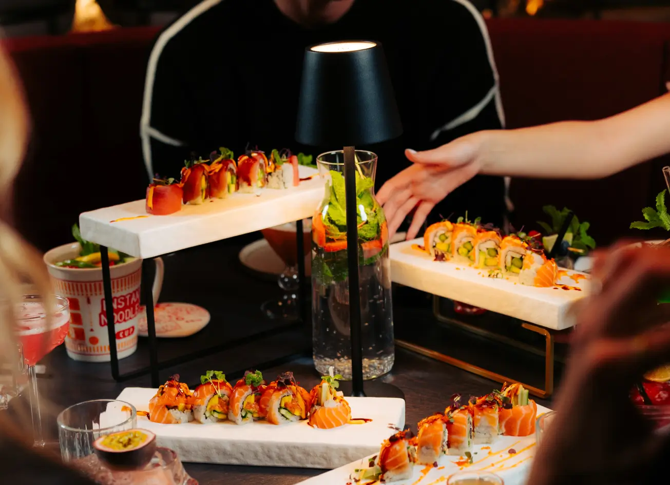 Verschiedene Asian Tapas und Sushi Gerichte auf einem Tisch im MOGGI