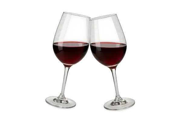 Zwei Weingläser stoßen symbolisch an für persönliche Betrueung und beratung