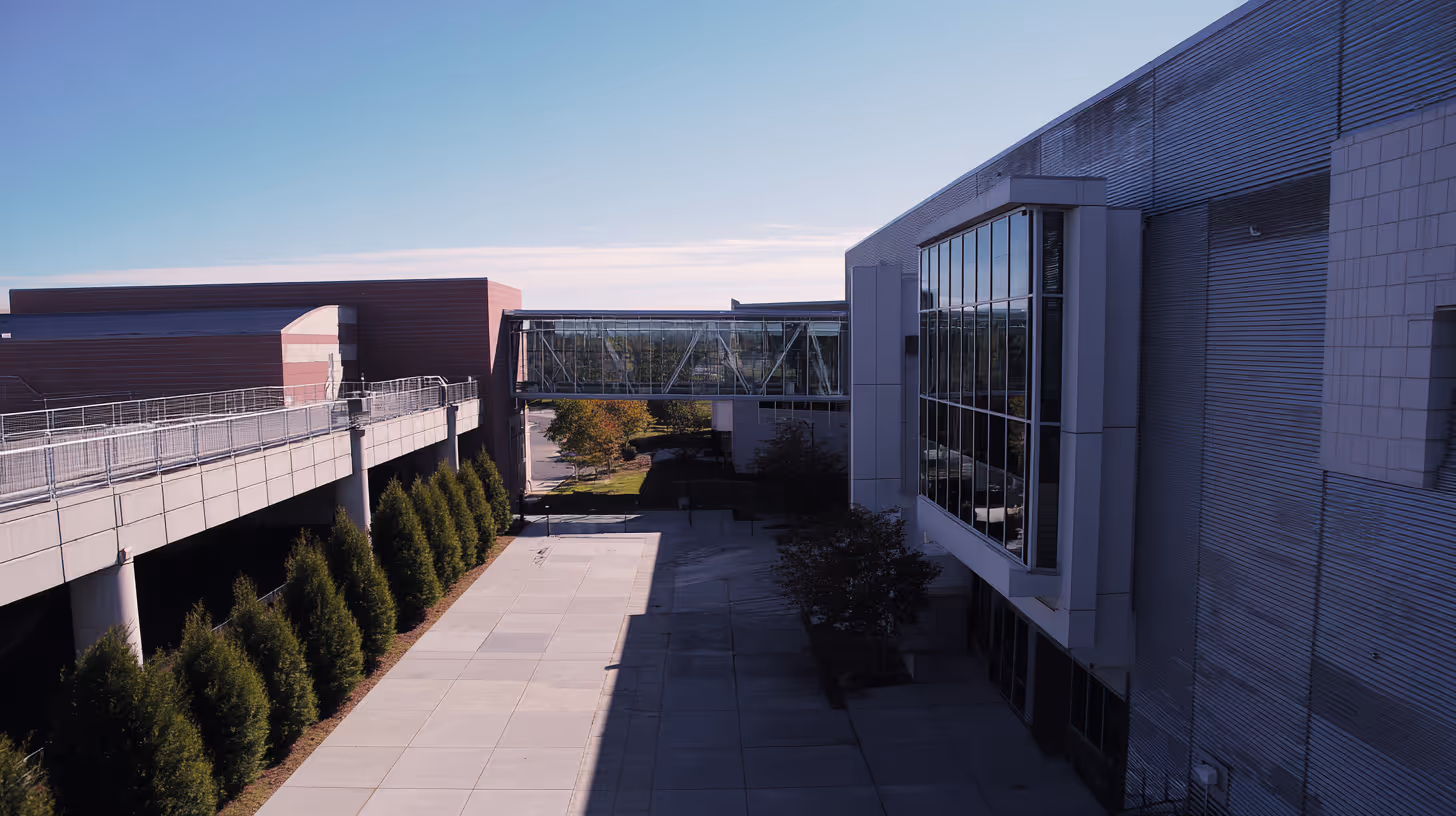 Vue extérieure d’un établissement scolaire avec passerelle vitrée et architecture contemporaine, symbolisant la mise en place de solutions concrètes pour un cadre éducatif serein.
