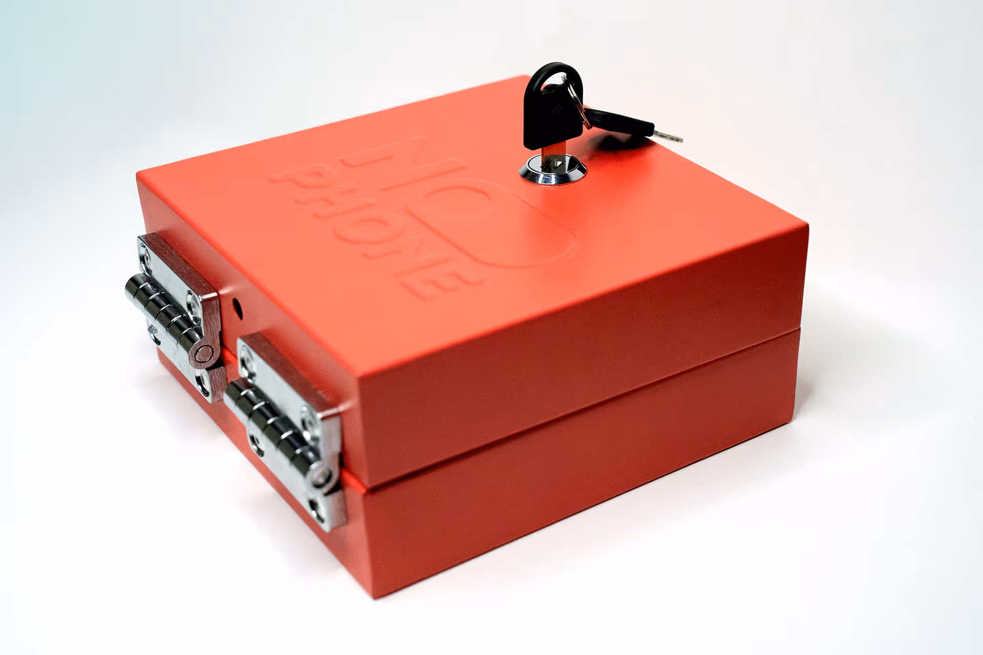 Coffret sécurisé rouge pour garder la base magnétique sous clé.