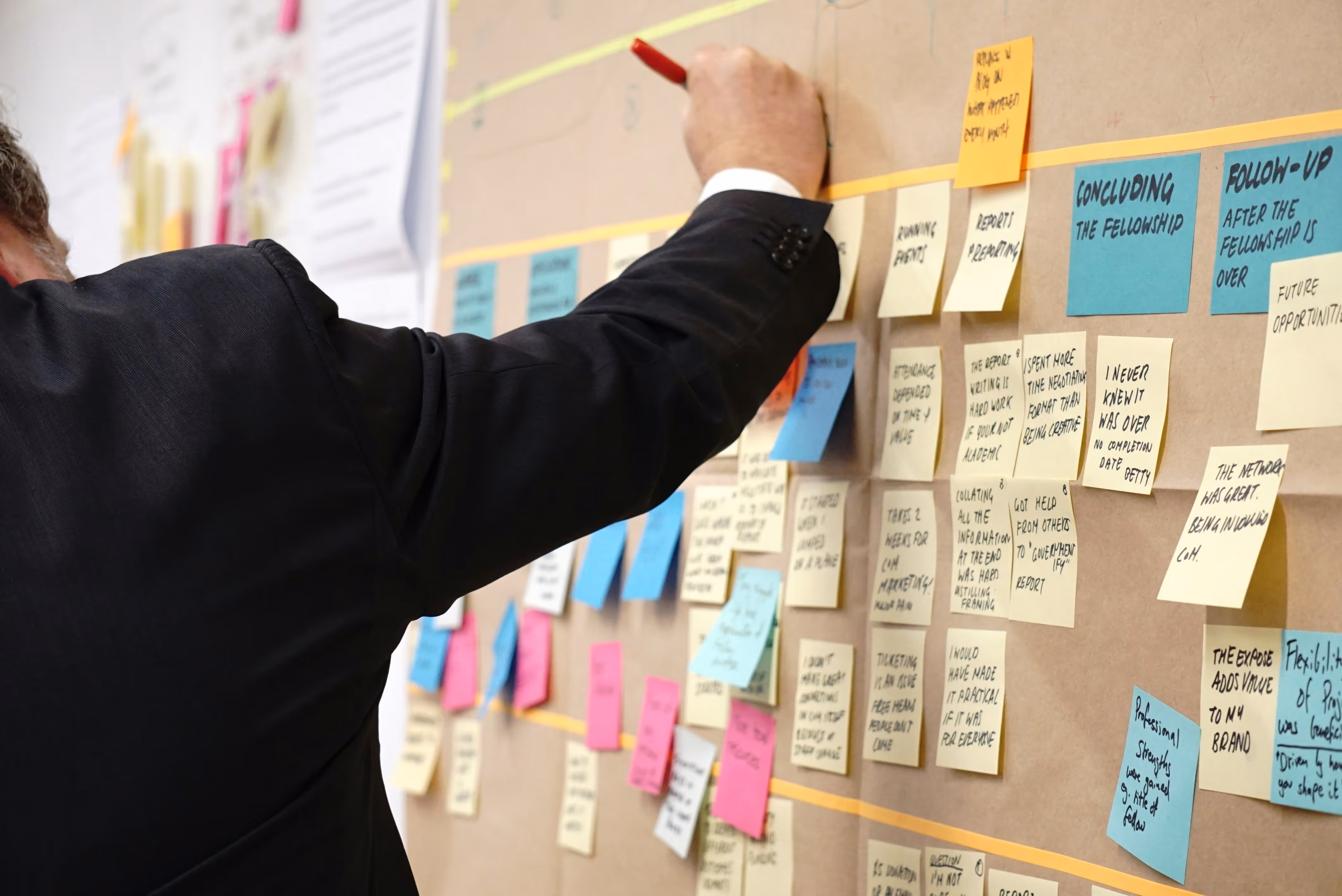 person arbeitet mit post-its