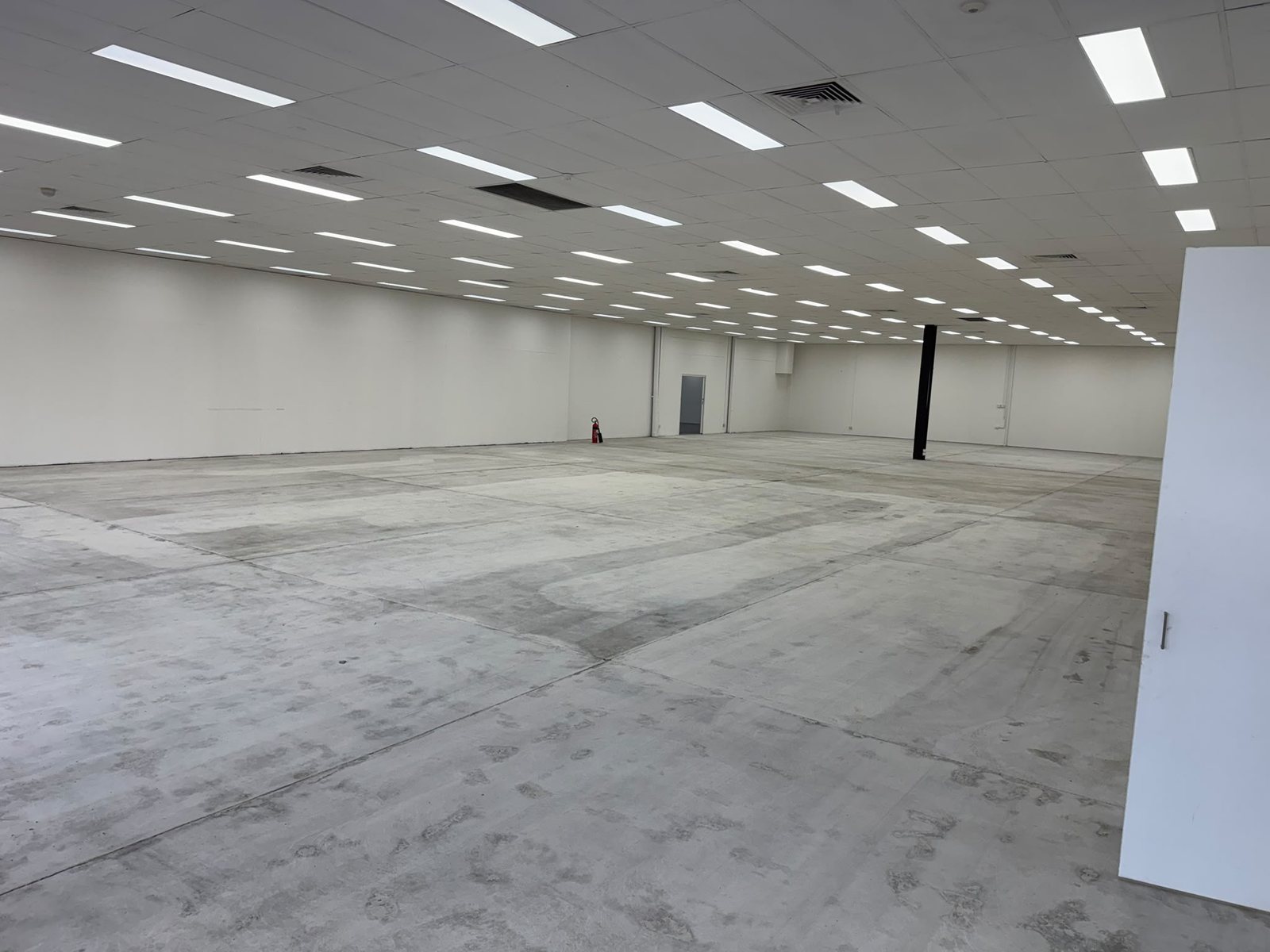 Clean concrete finish after grinding with 30-grit double-segment diamond heads