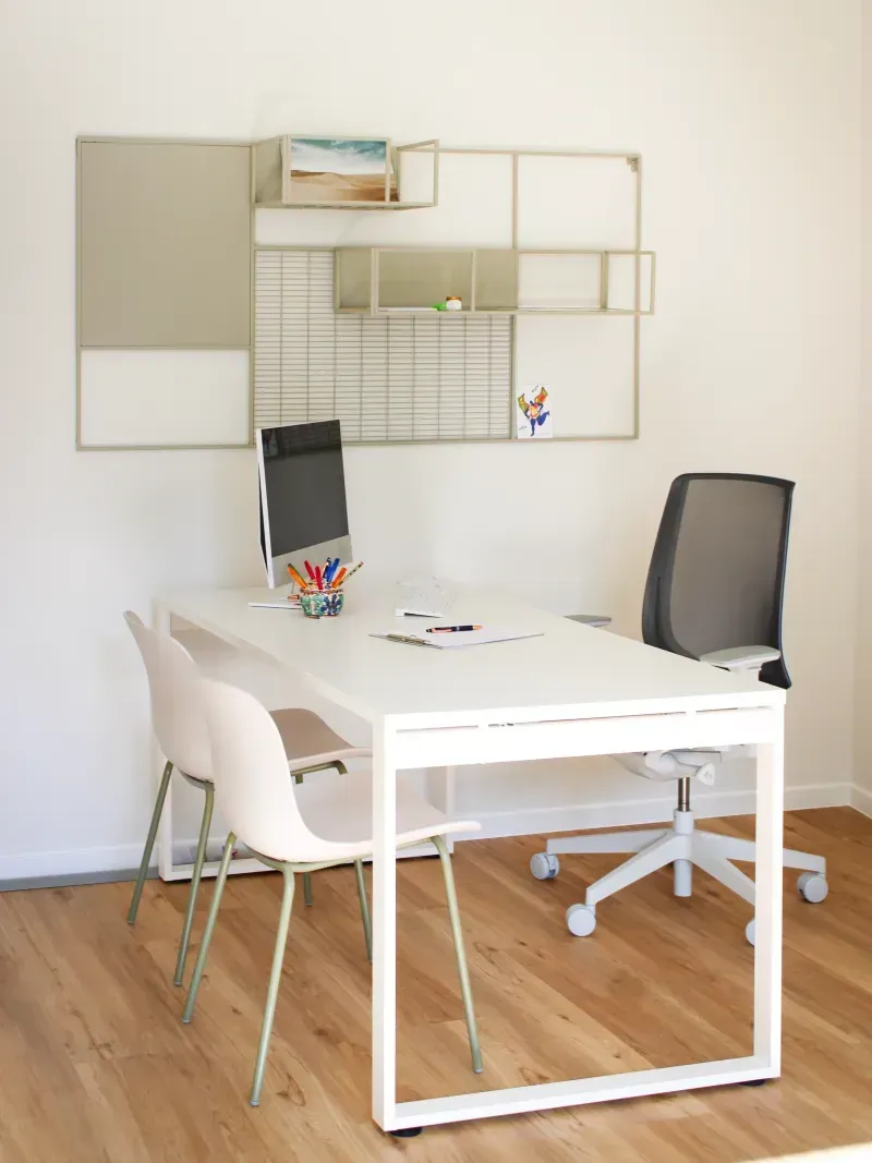  Arbeitsplatz mit weißem Schreibtisch und einem geometrischen Wandregal.