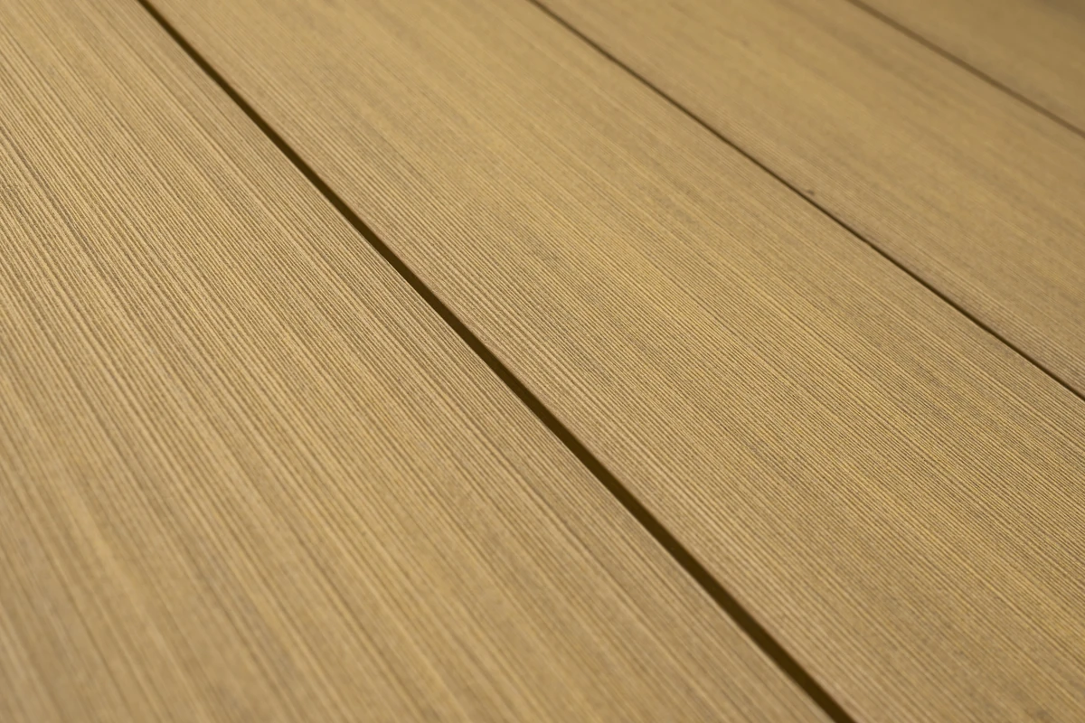 Macro photograph of the Nature finish on a Roble 2349 board: a flat top face carrying a fine brushed grain, with no grooves