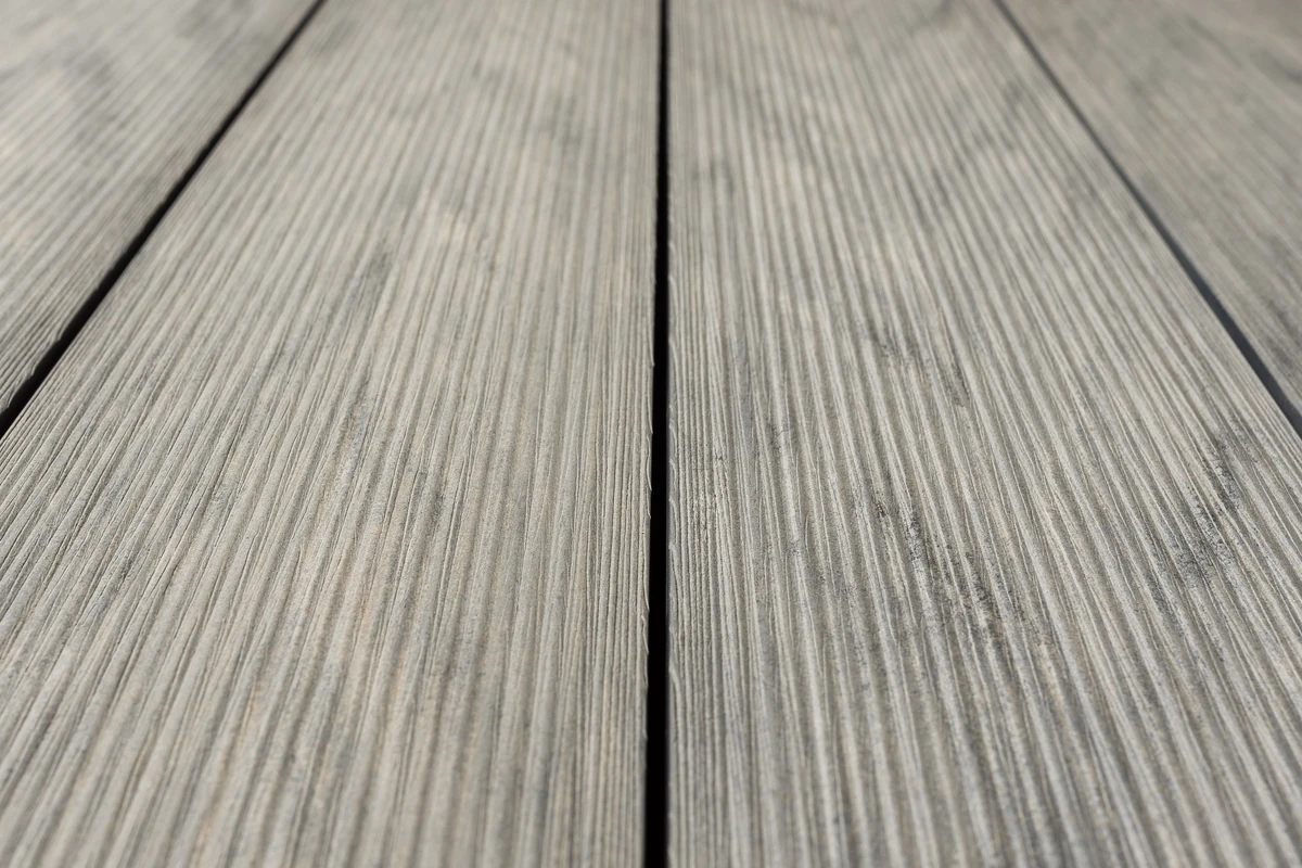 Macro photograph of the Surco finish on an Antique 2397 board: wide grooves of varying width, brushed after cutting