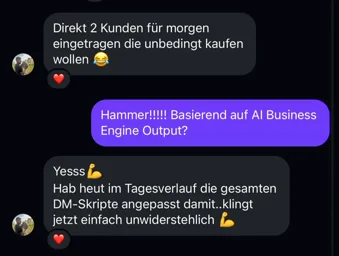 Screenshot eines Chatgesprächs auf Deutsch, in dem ein Kunde berichtet, direkt 2 Kunden gewonnen zu haben, nachdem er seine DM-Skripte mit dem AI Business Engine Output angepasst hat.