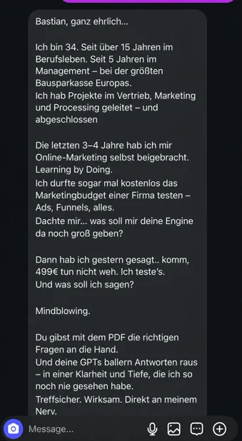 Textnachricht auf Deutsch, in der eine Person ihre Erfahrung im Management, Marketing und Online-Marketing beschreibt und ein positives Feedback zu einem PDF- und GPT-basierten Tool gibt.