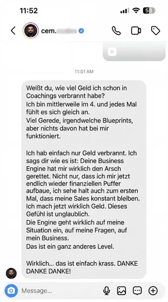 Instagram-Nachricht auf Deutsch, in der eine Person erzählt, wie sie viel Geld in Coachings verbrannt hat, aber dank einer Business Engine jetzt finanziellen Puffer aufbaut, konstante Verkäufe hat und echte Gewinne macht, und dankt dafür.
