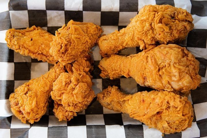A plate with 4 crispy wings and 3 drumsticks.