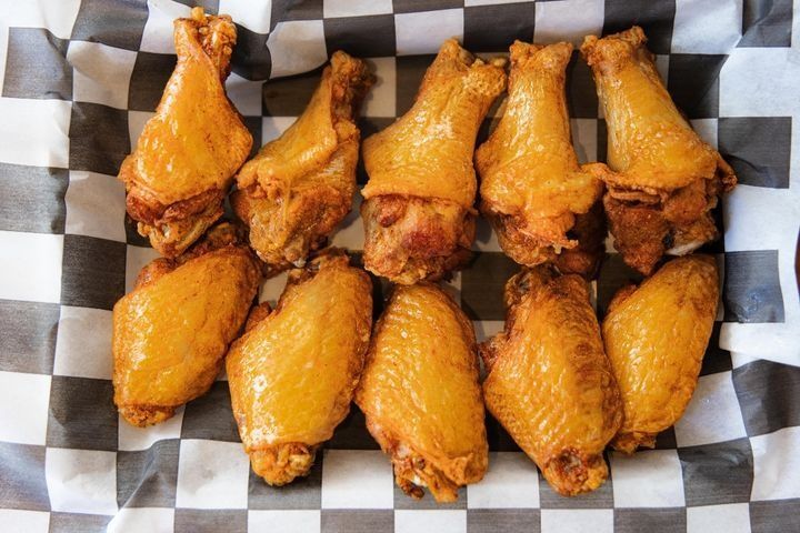 A plate of 10 non-battered chicken wings.