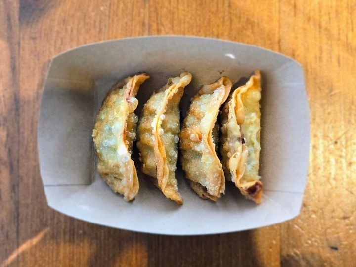 A serving of 4 crispy vegetable mandu dumplings.