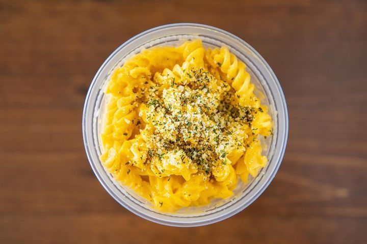A serving of creamy macaroni and cheese.