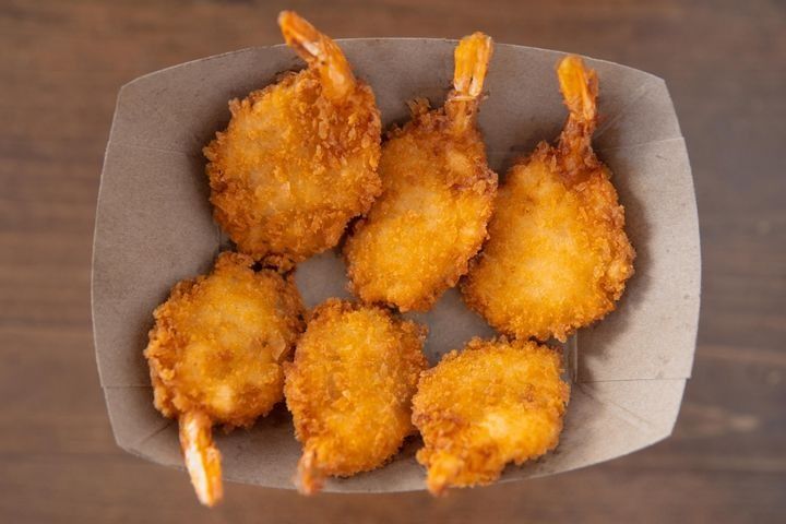 A serving of 6 panko-breaded fried shrimp.