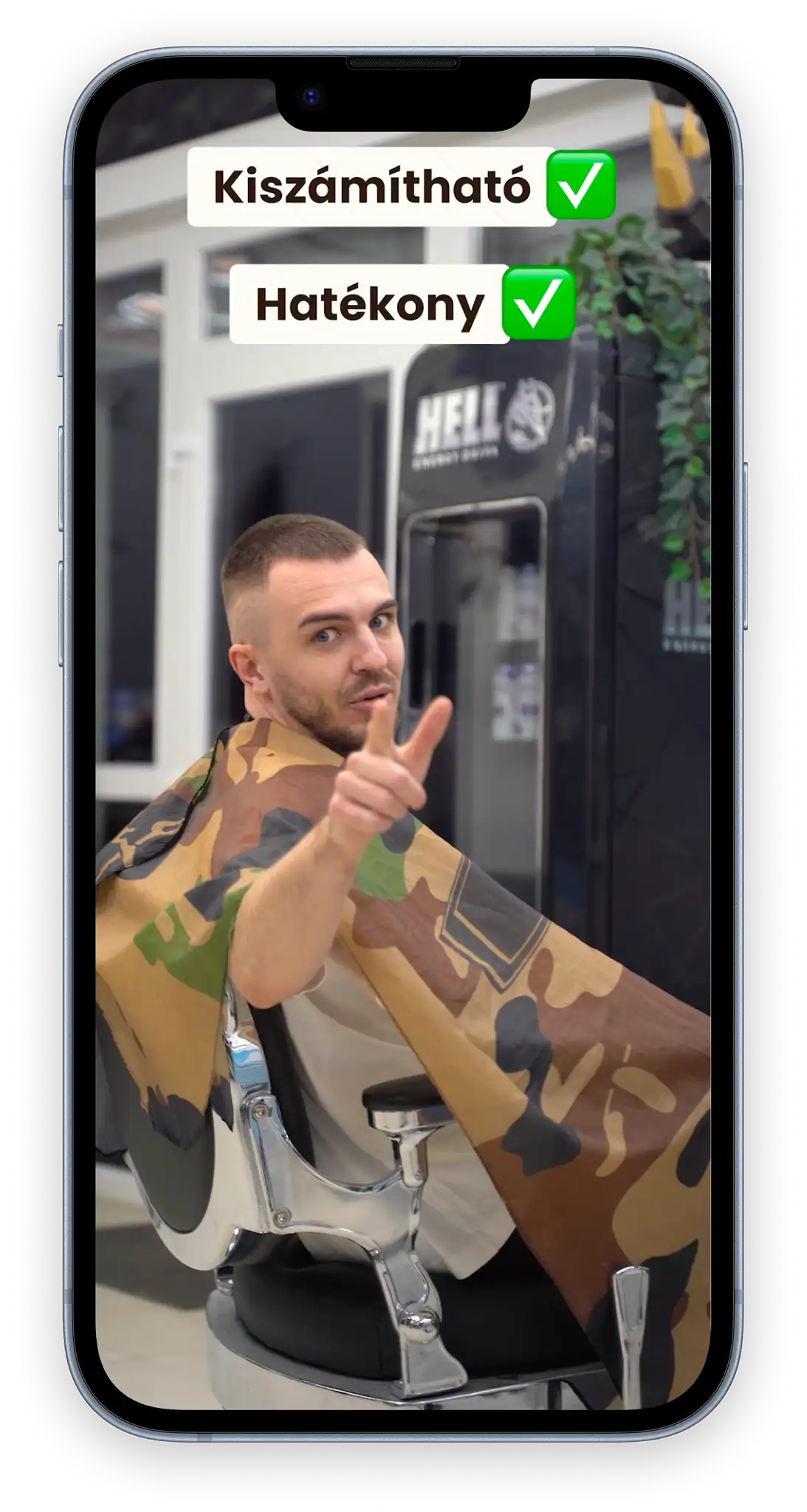 Egy kép az egyik tartalomgyártási munkánkról, a videó egy fodrász szalonban játszódik és egy férfi ül a borbély székben, felül két szöveg.