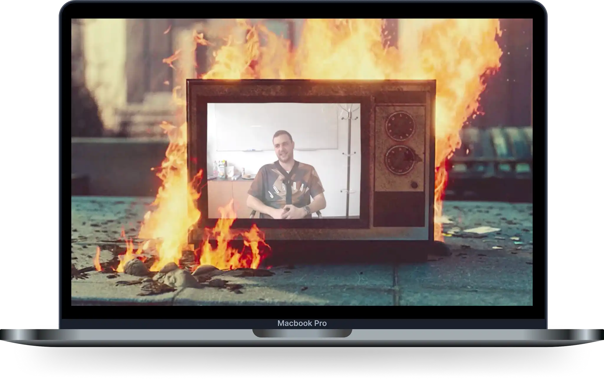 A reklám és image videó készítés szolgáltatást egy laptopon lejátszott videón mutatjuk be. A képen csak a laptop fele látszik, állókép.