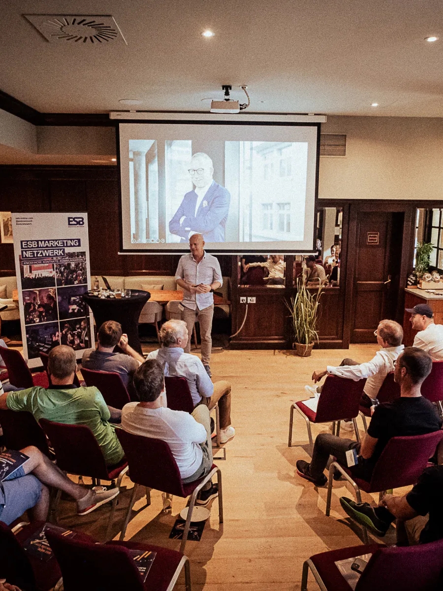 Der Vortrag beim Leadership Forum in Arosa mit Teilnehmern und Präsentation.