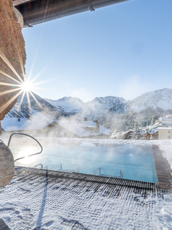 Ein gemütlicher Tisch mit Decke in Arosa, beim Arosa Leadership Forum.