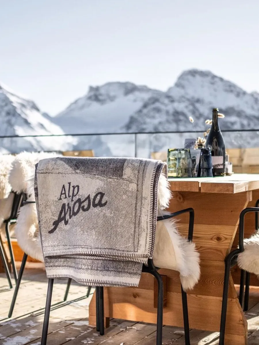Ein gemütlicher Tisch mit Decke in Arosa, beim Arosa Leadership Forum.