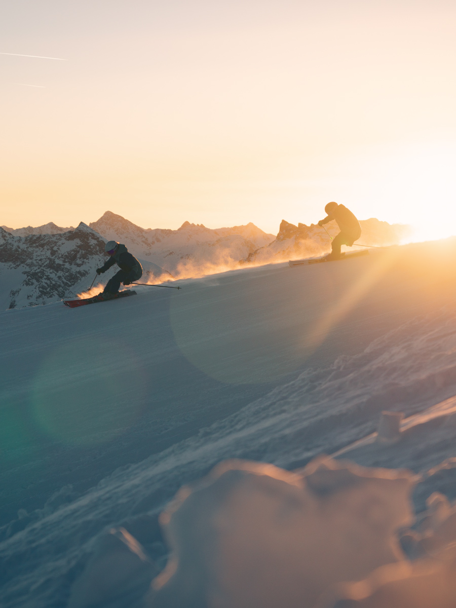 Arosa-Blick auf einen dampfenden Pool im Winter.