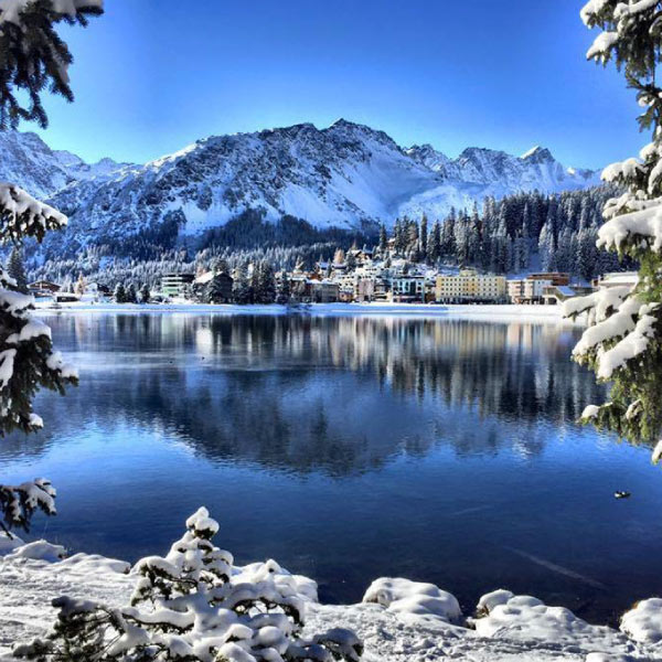 Winterlandschaft von dem Ober See in Arosa,