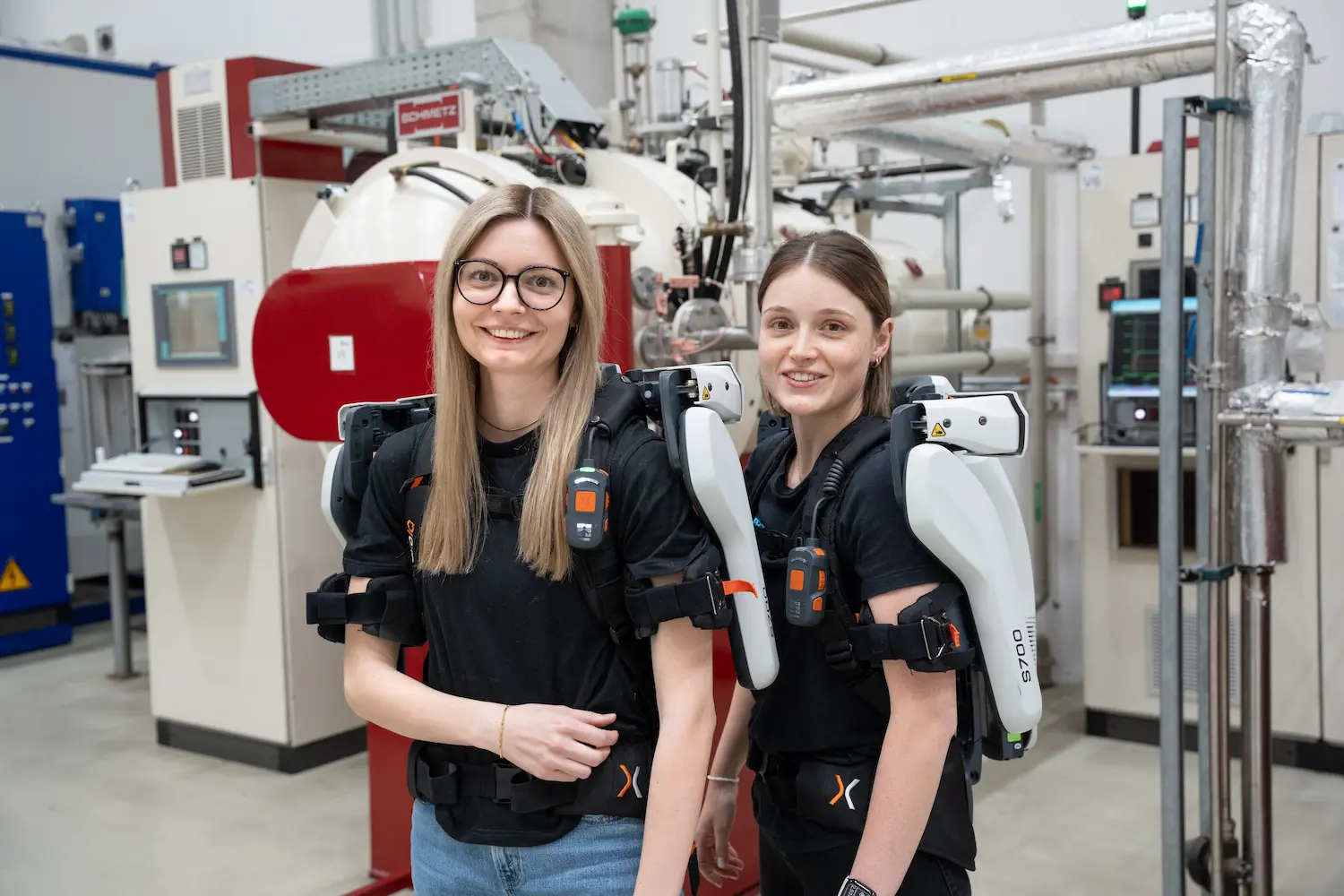 Hannah und Lisa mit dem aktiven Schuslter-Exoskelett S700