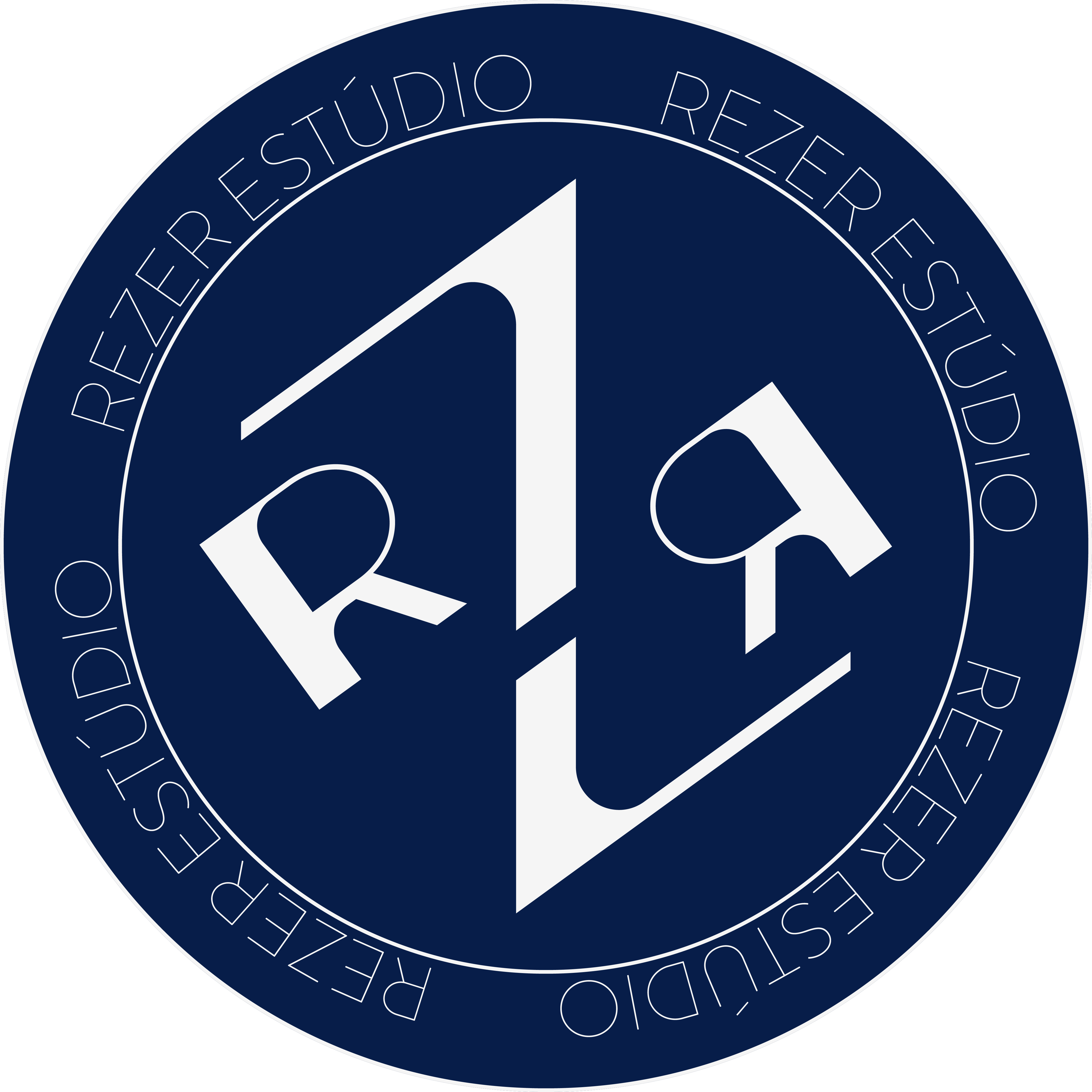 A logo RZR dentro de um círculo com fundo azul. Ao redor, está o nome da marca - Rezer Estúdio - 4 vezez espalhado em uma circunferência, dentro de outro círculo.
