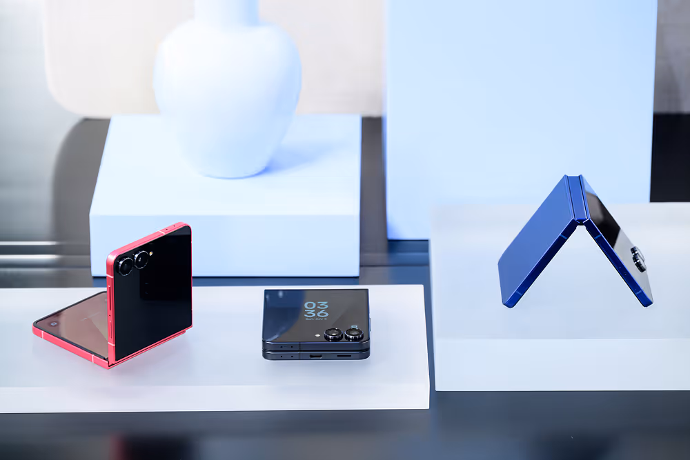 Ausgestellte Samsung Galaxy Z Flip7 Modelle auf einer Displayfläche