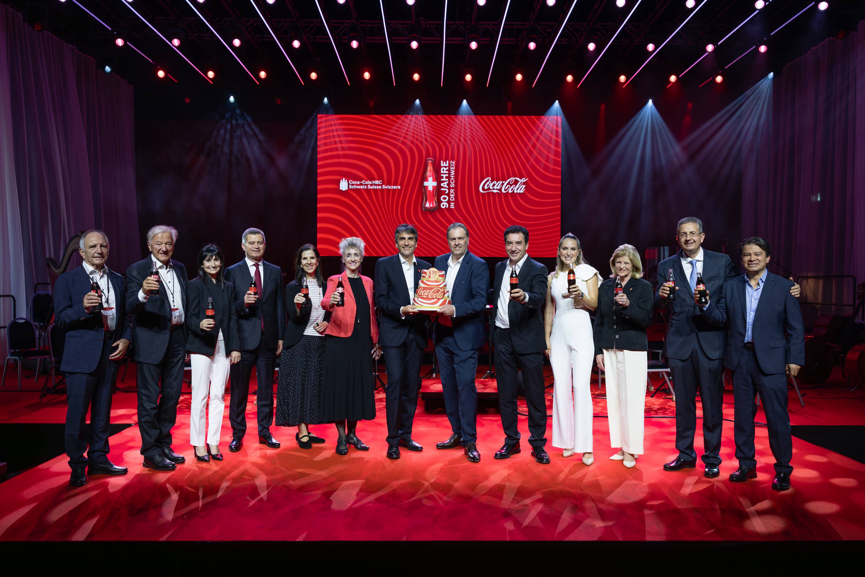 Jubiläumsmoment mit u.a. Jürg Burkhalter (General Manager Coca-Cola HBC Schweiz), Fabio Cella (General Manager Coca-Cola Schweiz), Regierungspräsidentin und Volkswirtschaftsdirektorin des Kantons Zürich Carmen Walker Späh, Zoran Bogdanović (CEO Coca-Cola HBC AG) sowie Moderatorin Zoe Torinesi