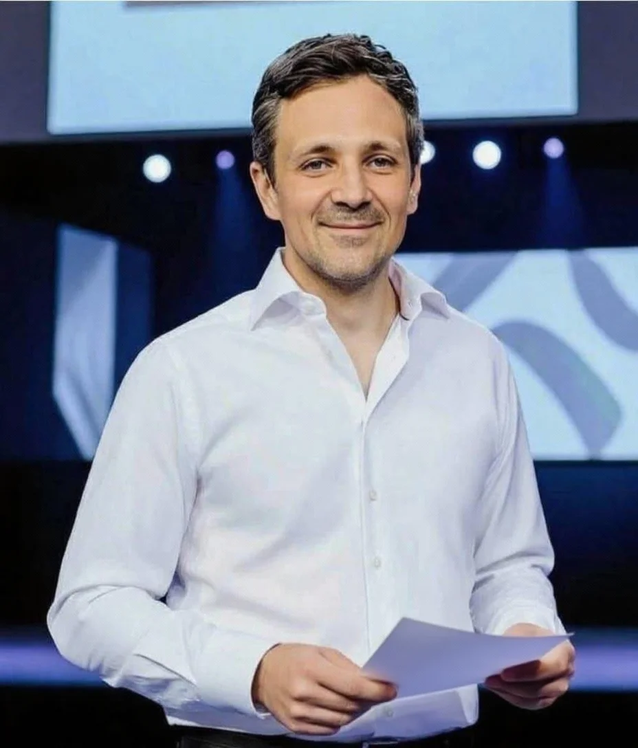 Team arbeitet an digitalem Tisch mit Datenvisualisierungen – Symbol für digitale Transformation.