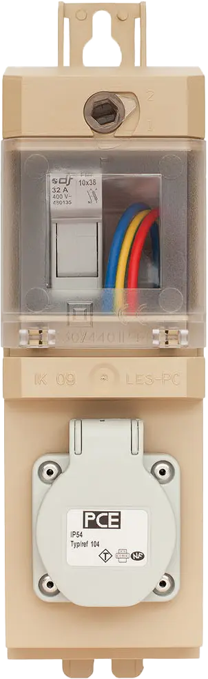 Vue frontale du coffret PC LES montrant la façade solidaire et la prise intégrée.