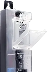Coffret électrique LES 65 pour pied de candélabre, boîtier transparent en polycarbonate avec porte rabattable et poignée supérieure, vue de côté.
