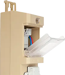 Coffret LES PC pour illuminations, boîtier beige en polycarbonate avec prise de courant intégrée et couvercle bombé transparent, vue de trois-quarts avec couvercle ouvert.
